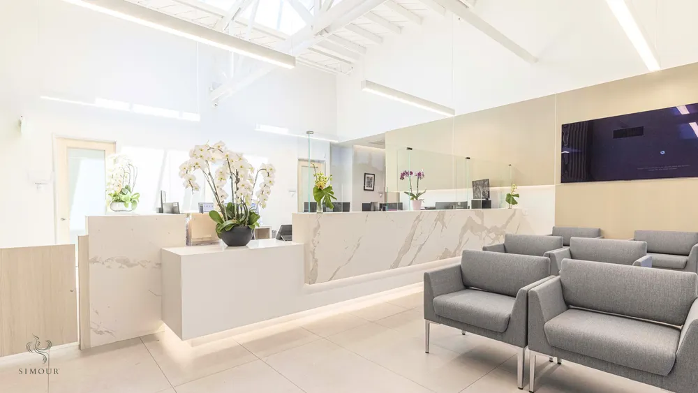 Tiêu Chuẩn Setup Phòng Khám Da Liễu 4 /Files/476/blog/patient-centric-dermatology-reception-area.webp