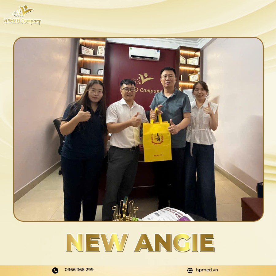 Túi quà màu vàng thương hiệu New Angie trên tay khách hàng tại văn phòng HPMED Company
