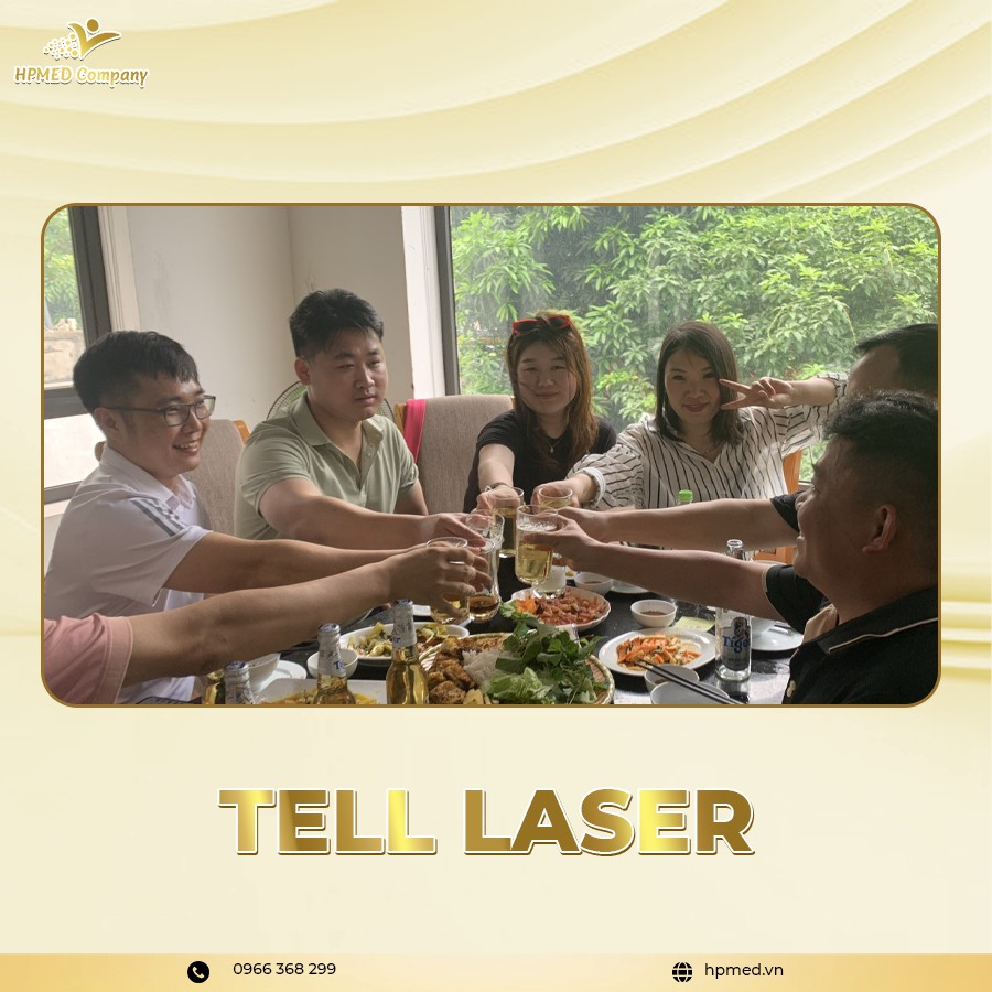 Nhân viên HPMED Company nâng ly chúc mừng trong bữa tiệc công ty TELL LASER