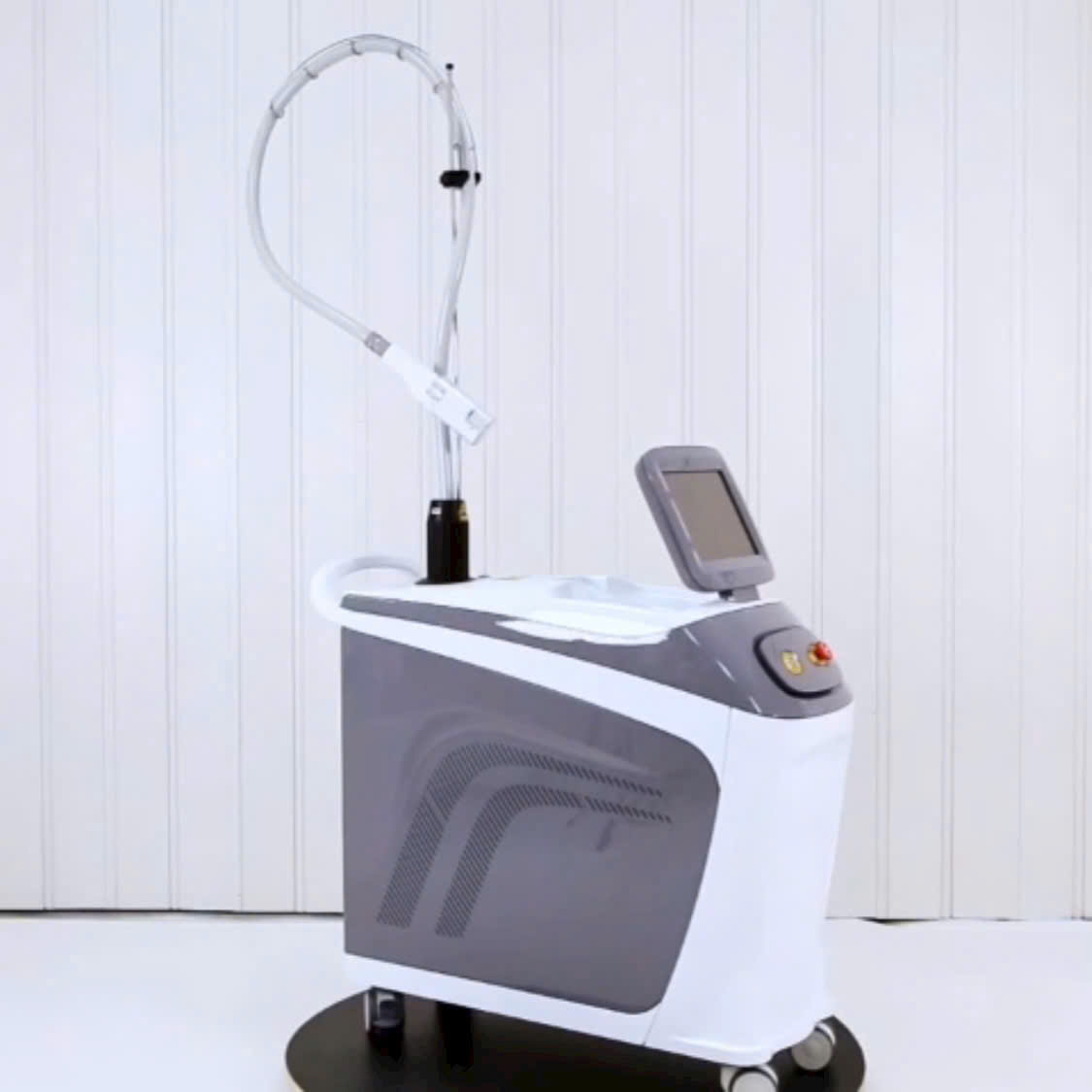 Máy laser xung dài thẩm mỹ công nghệ cao màu trắng xám có tay cầm điều trị và màn hình điều khiển cảm ứng